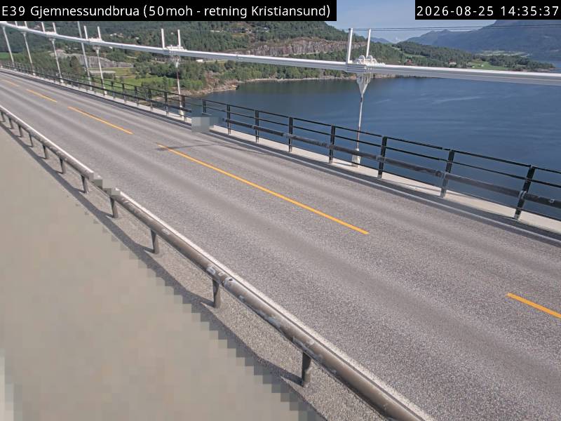 Gjemnessundbrua, retning Kristiansund